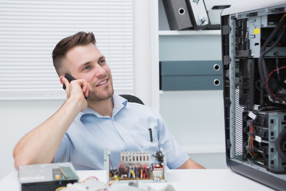 Cómo iniciar un negocio de reparación de computadoras (Guía 2025)